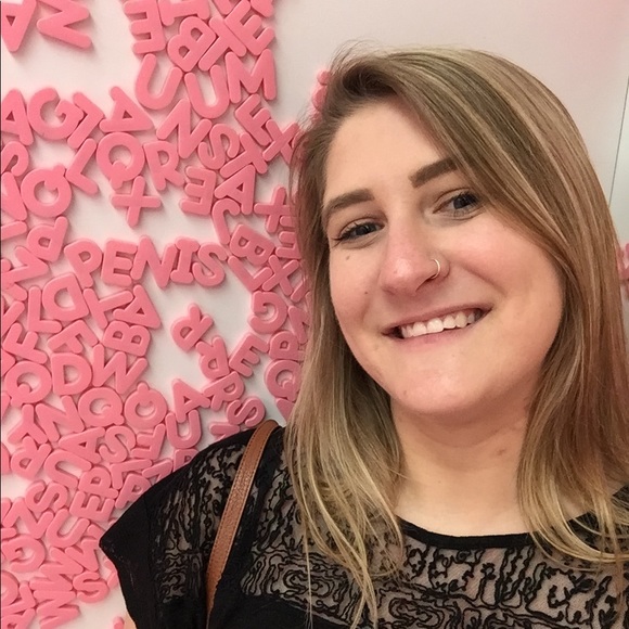 Meet your Posher, Danielle - Picture 1 of 1